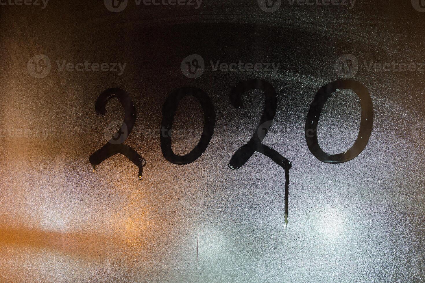Ziffer 2020 geschrieben auf Nacht nass Fenster Glas Nahansicht foto