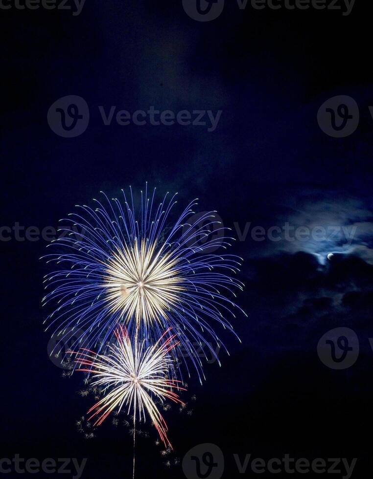 Feuerwerk Hintergrund. Neu Jahr, Weihnachten von Geburtstag Feier. festlich Stimmung foto