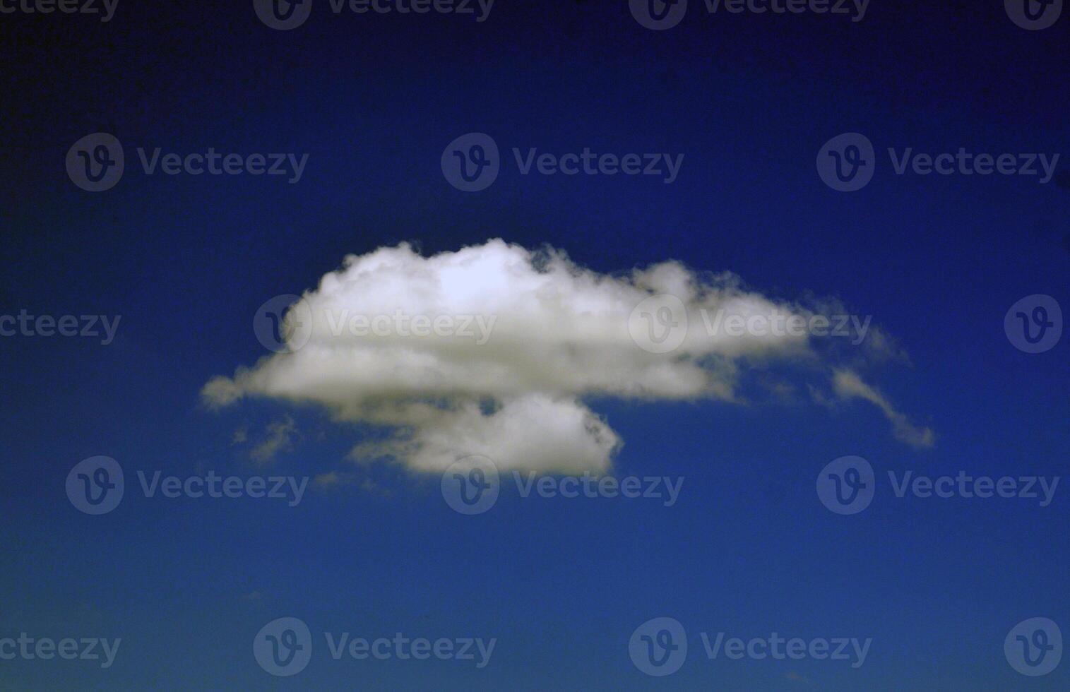 Weiß Wolke isoliert auf ein Blau Himmel foto