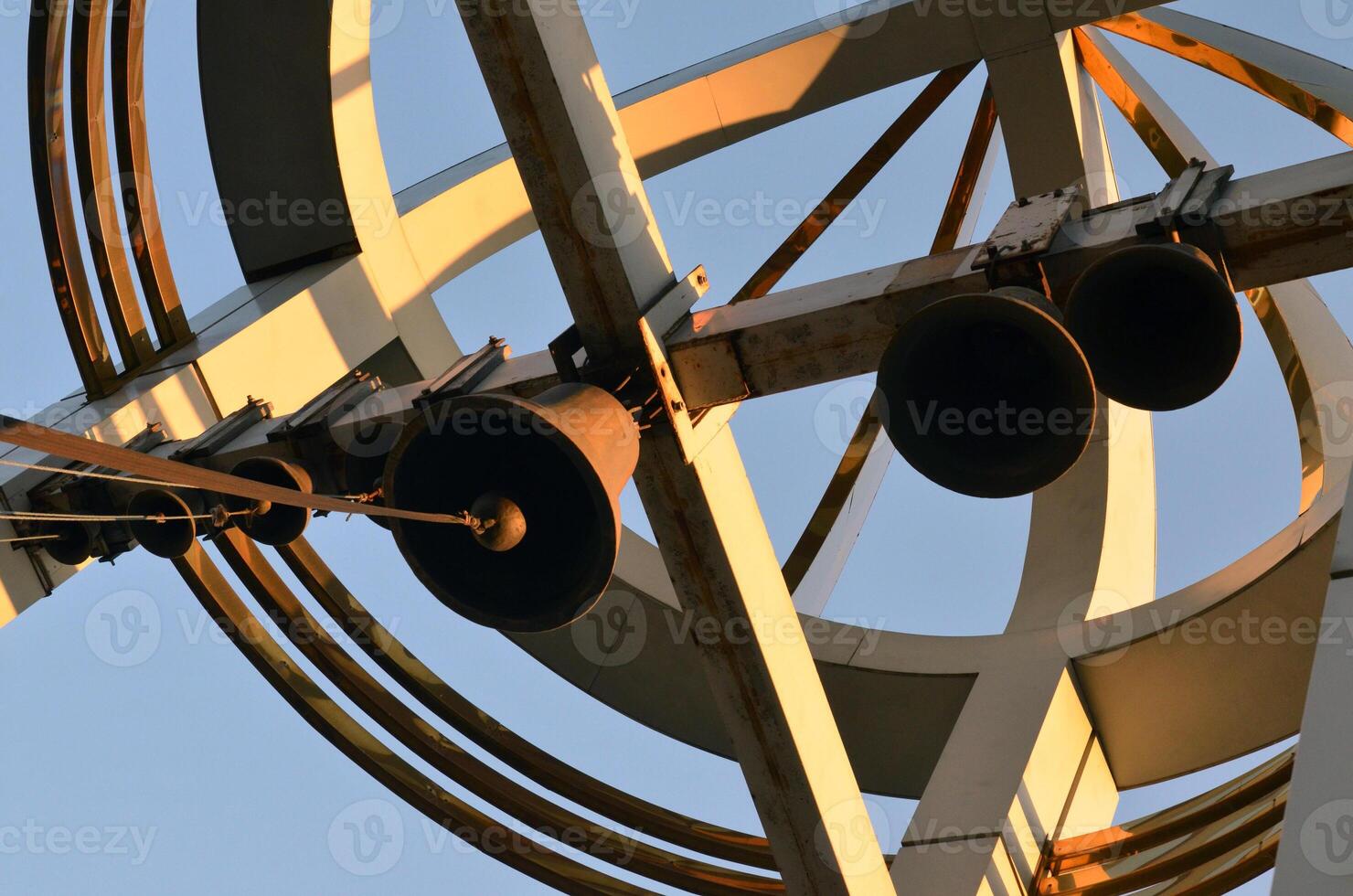 ein groß Metall Struktur mit Glocken befestigt zu es foto