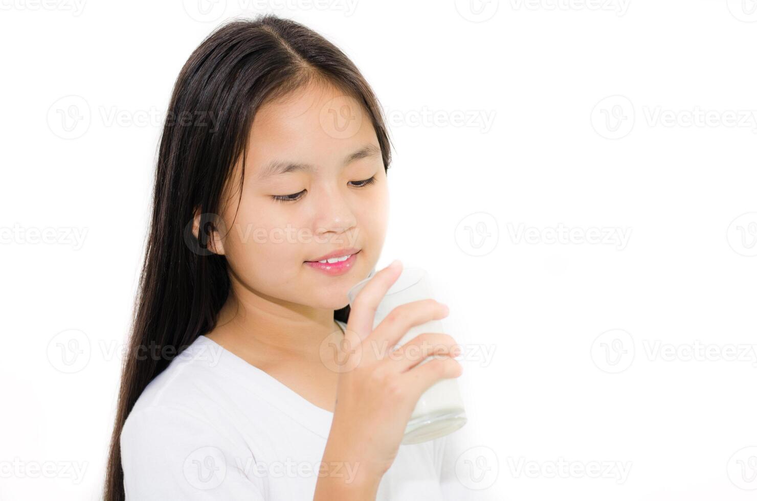 jung süß Mädchen asiatisch Trinken Milch foto