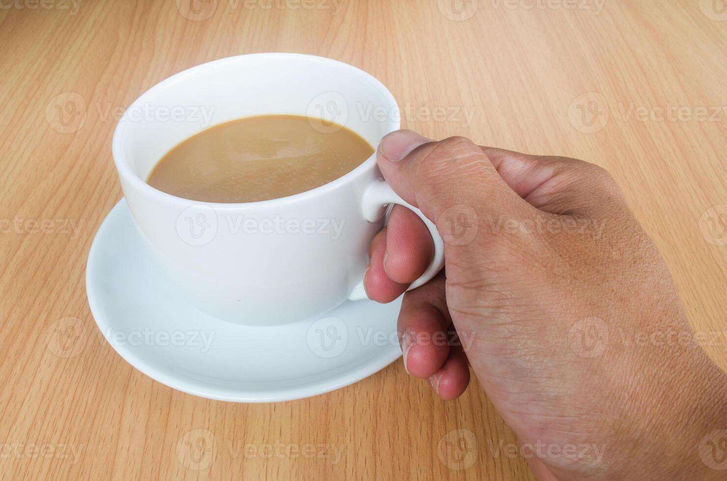 eine Tasse Kaffee halten foto
