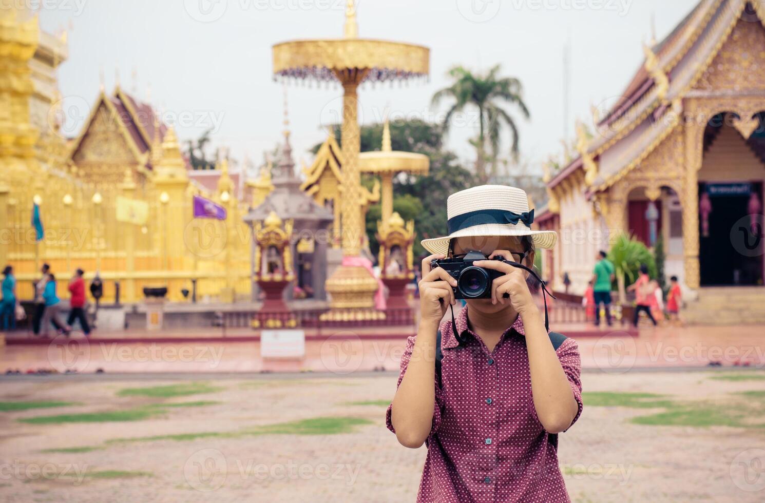 während das Sommer- Ferien draußen Mädchen haben Spaß im das natürlich und kulturell Ressourcen von das stilvoll, modern Fotografen mit Brille und Hut. foto