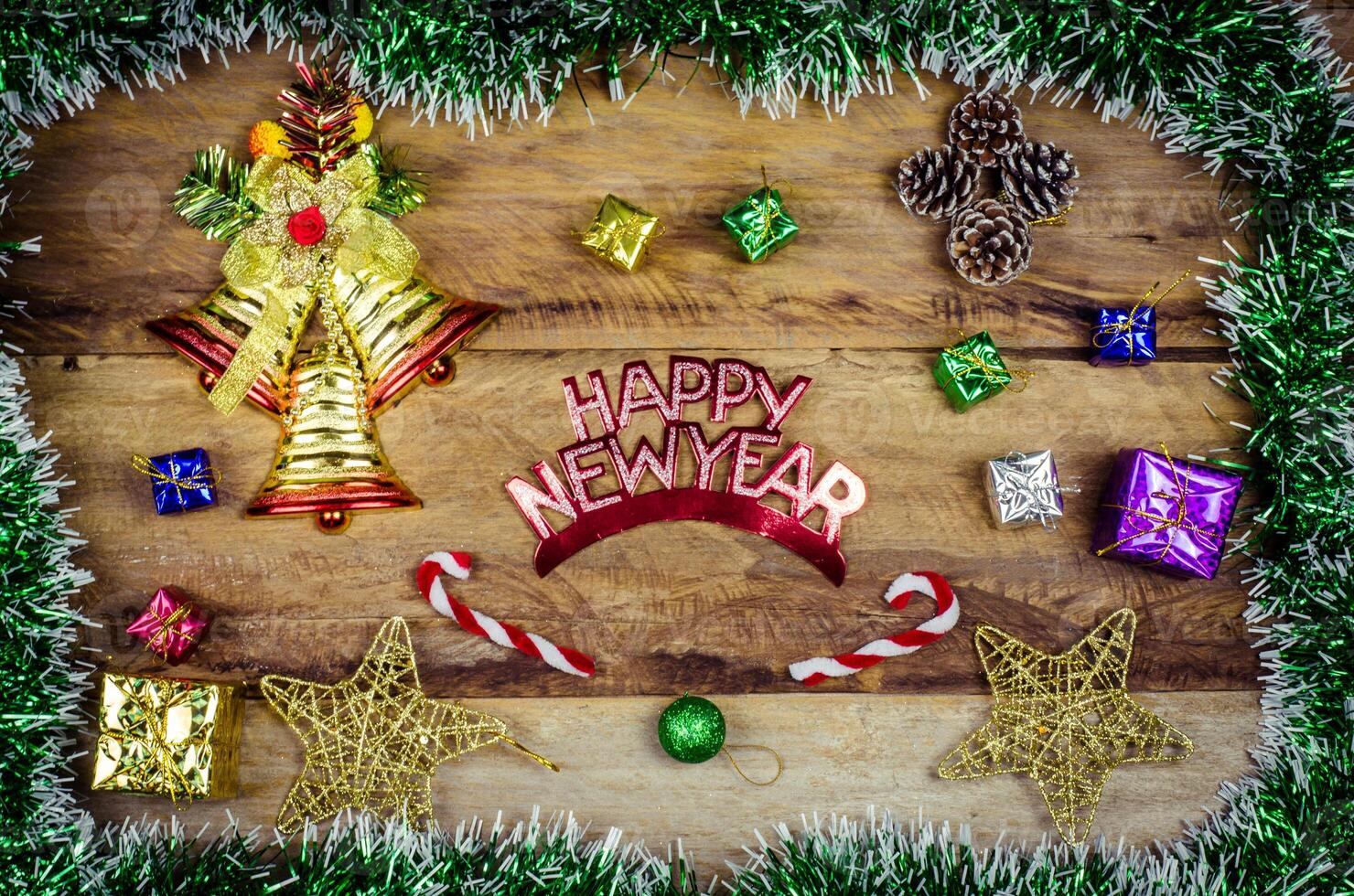 glücklich Neu Jahr Botschaft und Geschenk Box auf hölzern Hintergrund. foto