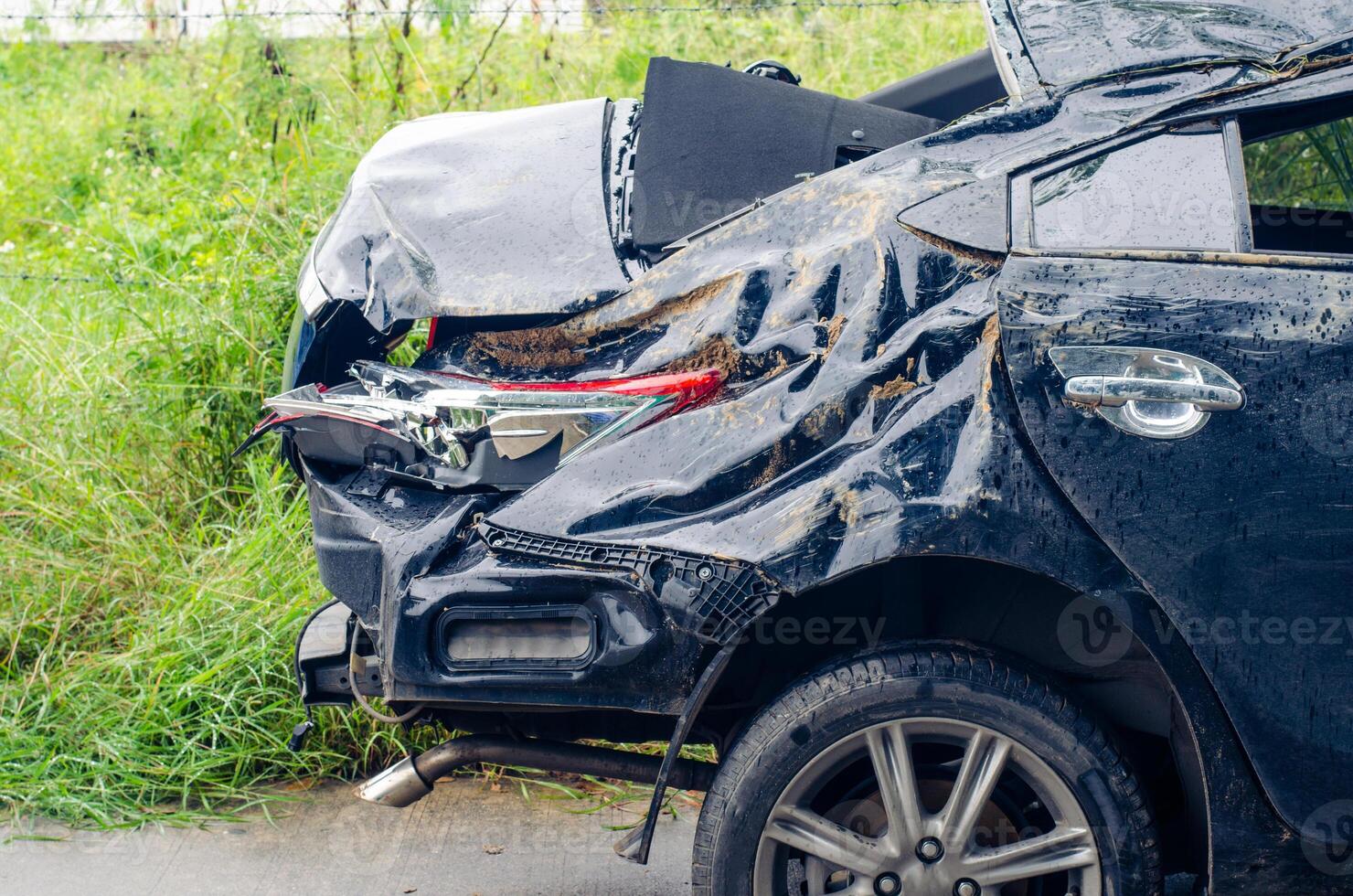 schwarz Auto Unfall Auto neben Straße foto