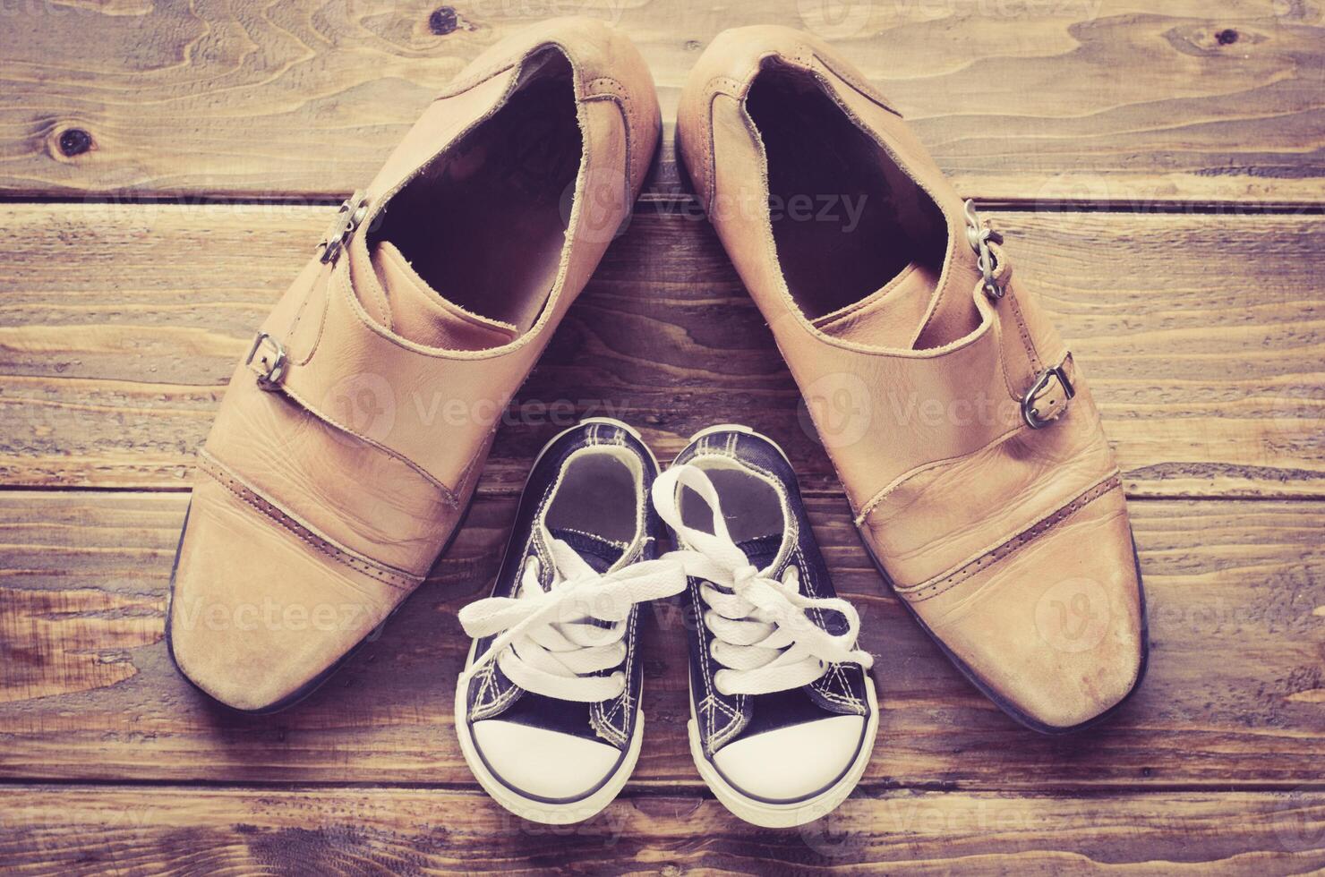 das Schuhe von Vater und Sohn Konzept. Vater Sohn foto