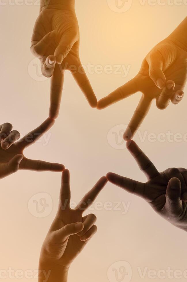 viele gespreizt Finger sternenklar Himmel Hintergrund - - Konzept von Einheit. foto