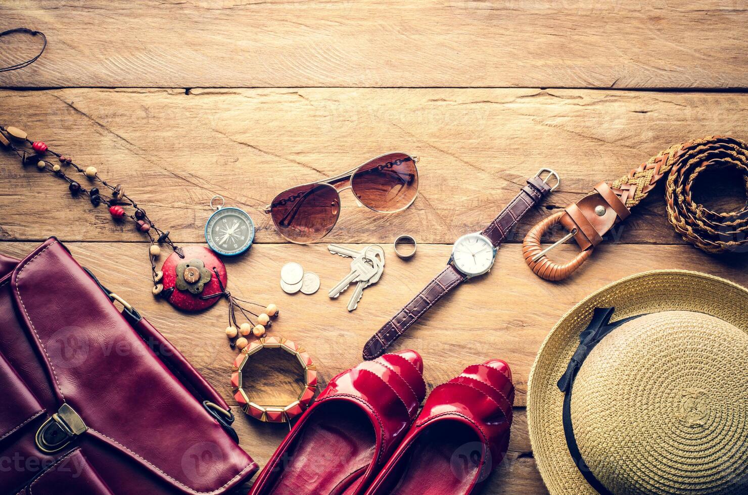 Kleidung und Zubehör zum Frauen auf Holz Fußboden zum Reise beim Urlaub foto