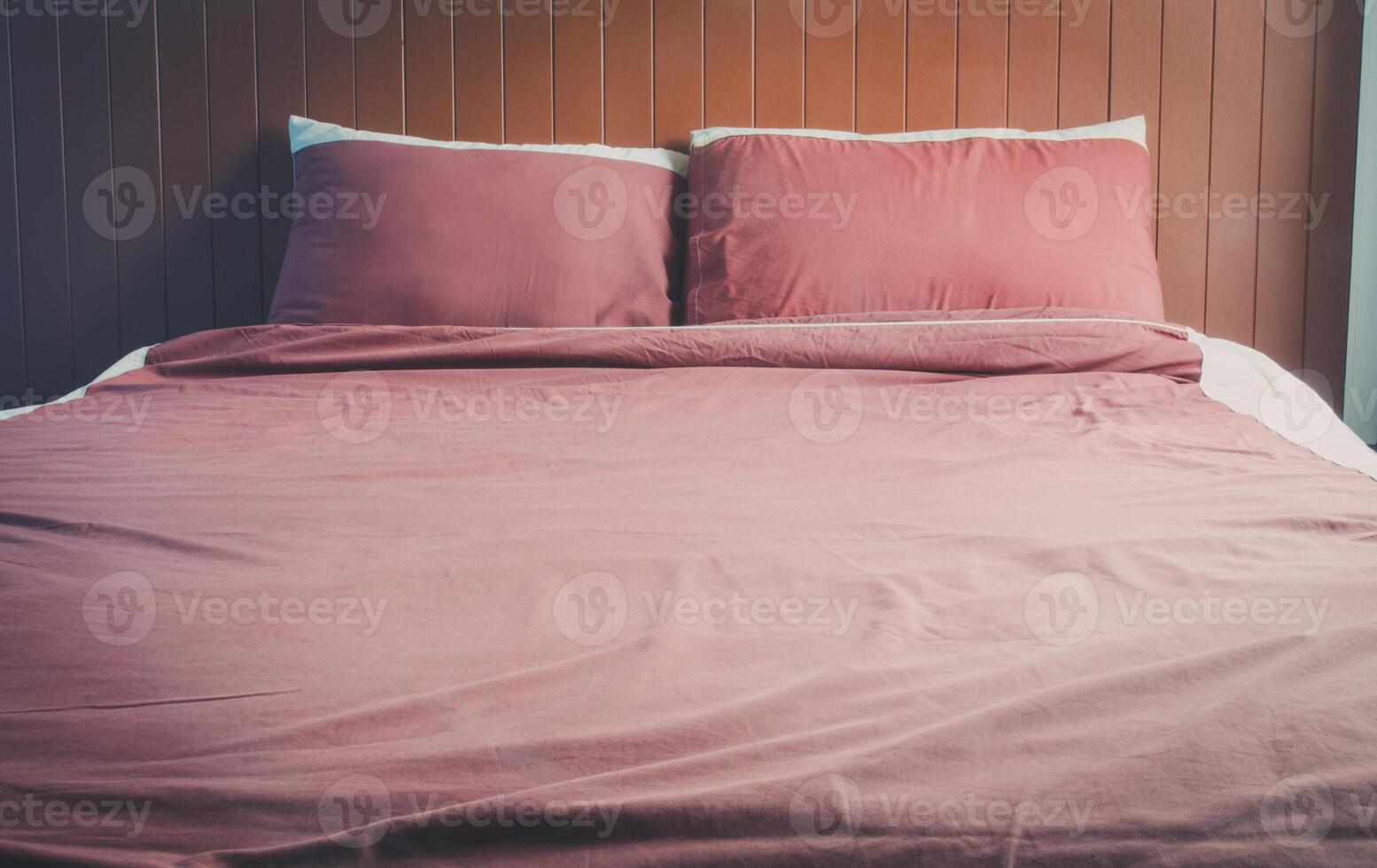 Bett mit Kissen und braun Tagesdecke foto