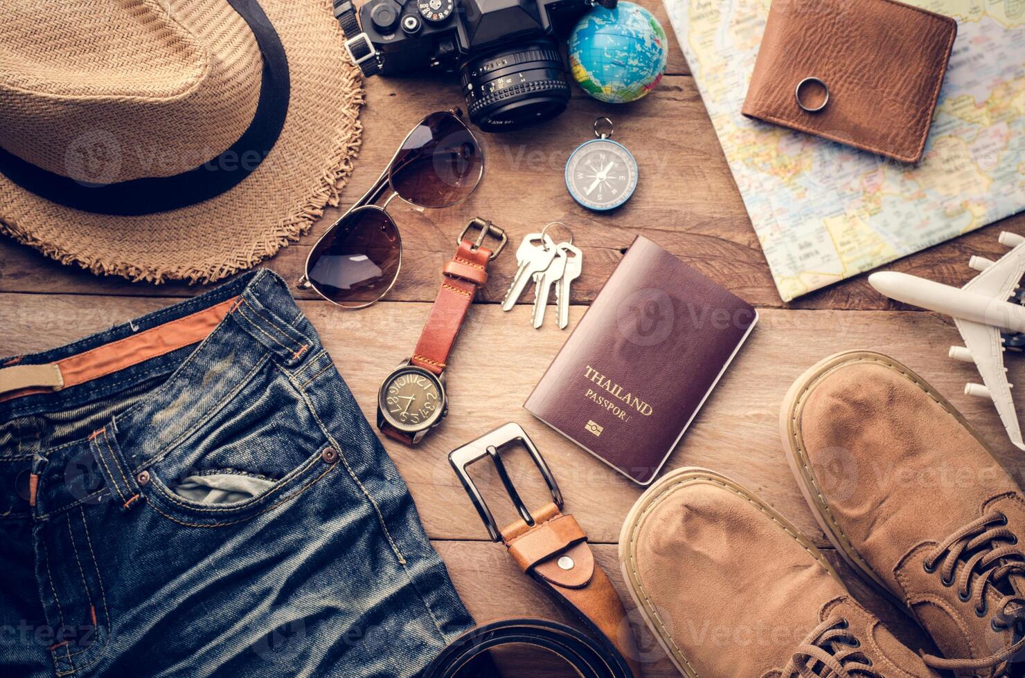 Reisezubehör Kostüme. Reisepässe, Gepäck, die Kosten für Reisekarten, die für die Reise vorbereitet wurden foto