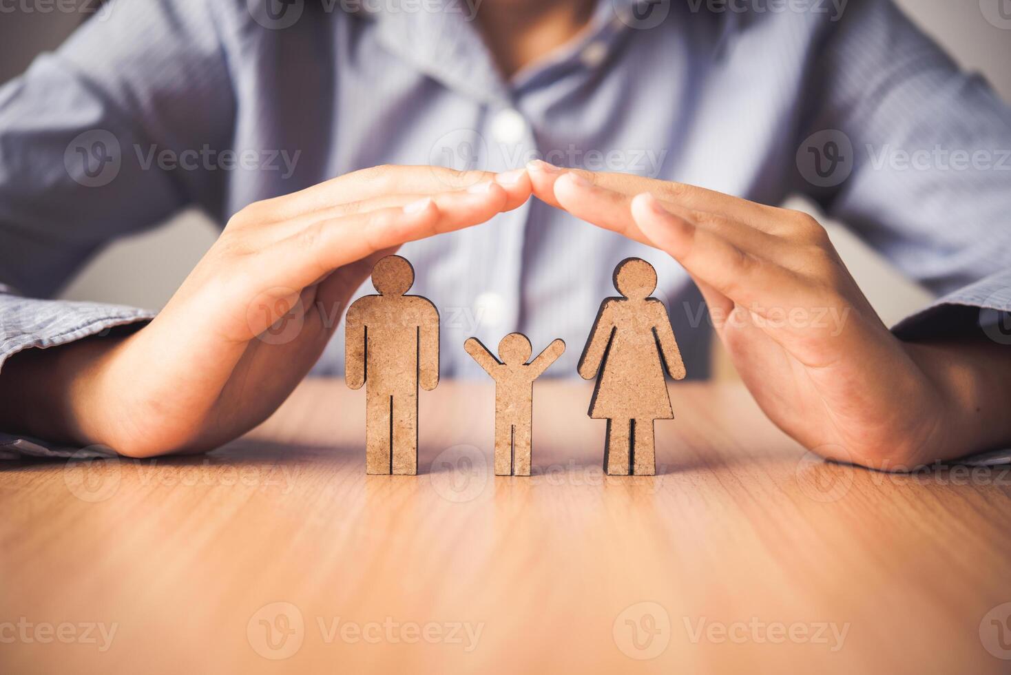 Hand schützen das Symbol Familie Menschen - - das Konzept von Versicherung. foto