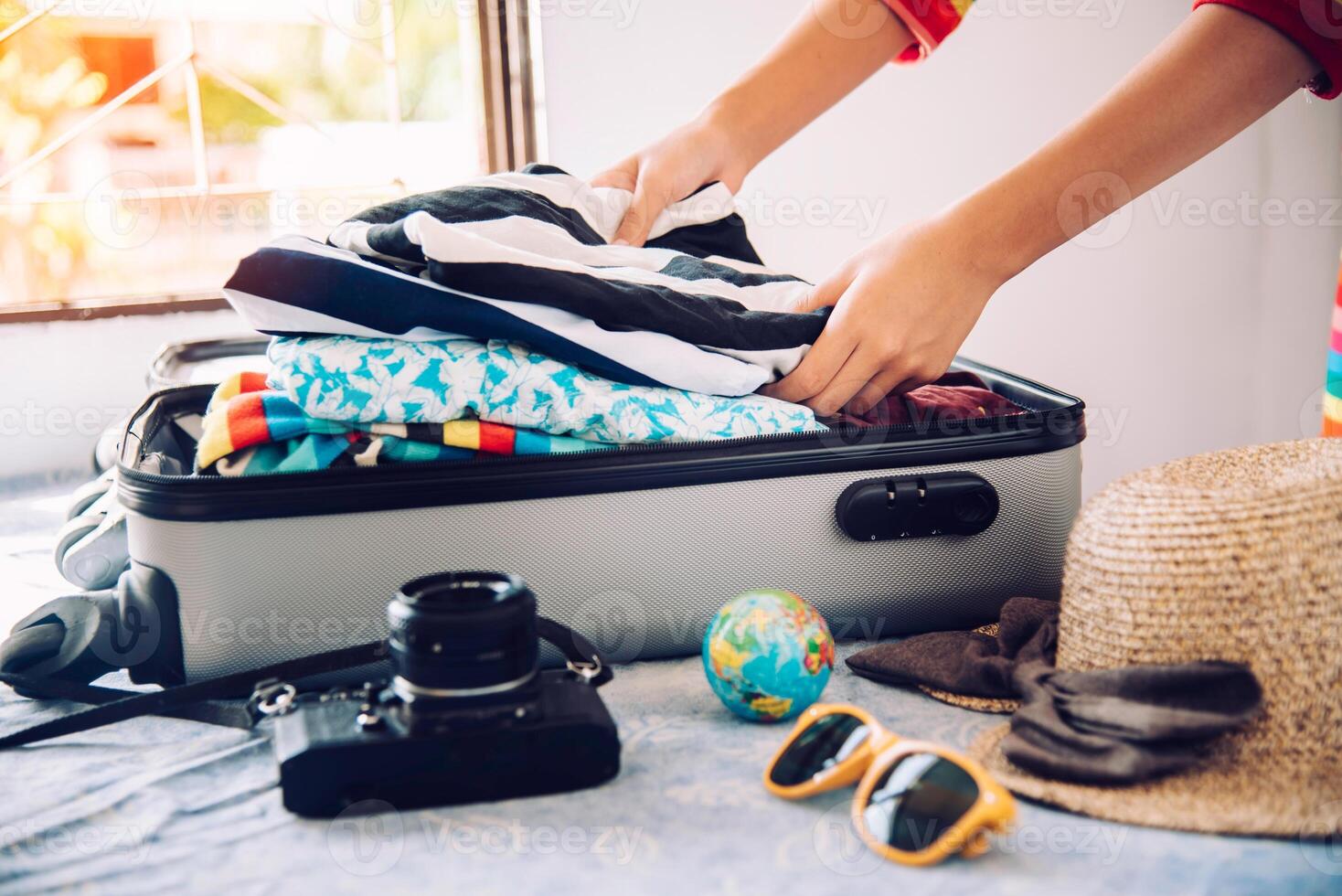 Touristen sind Verpackung Gepäck zum Reise. foto