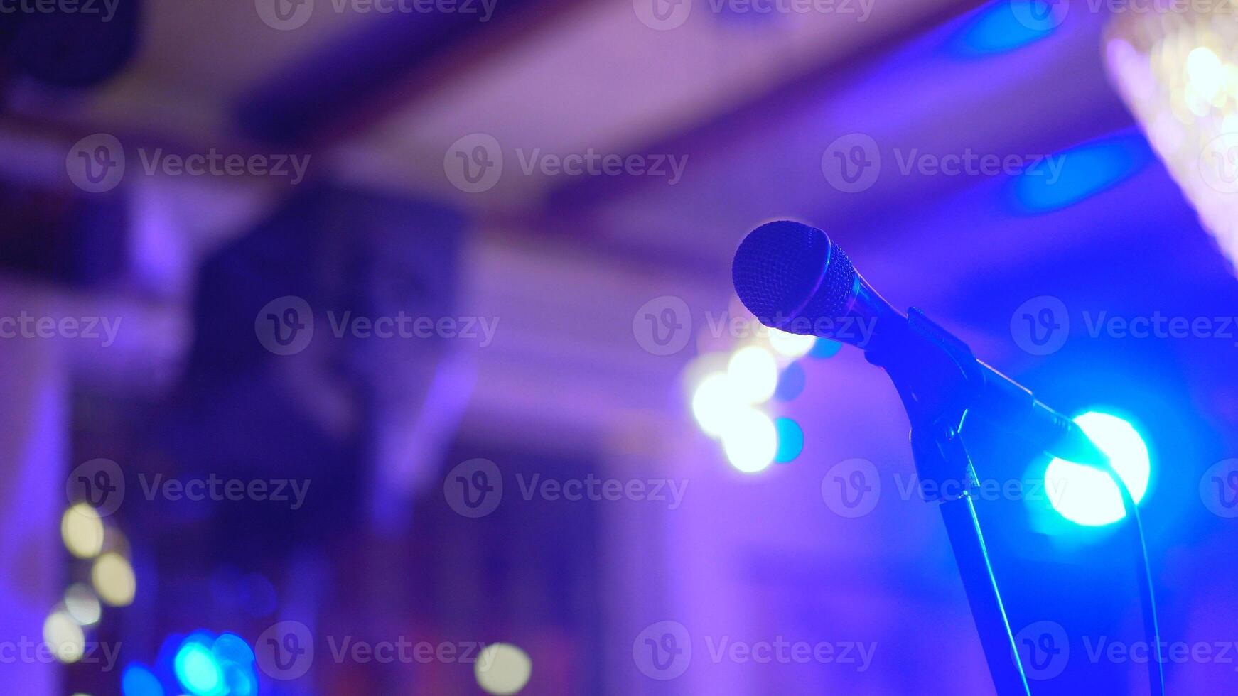 Musik- Konzert. Lied, Musik- Konzept. Mikrofon auf Bühne. Karaoke, Nacht Verein, Bar. foto
