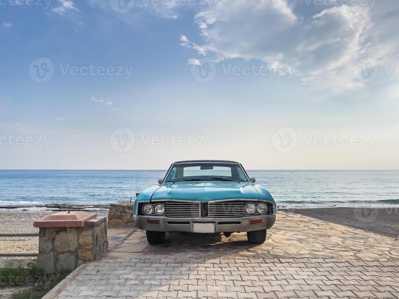 szenisch Schuss von ein klassisch Auto geparkt auf das Strand foto