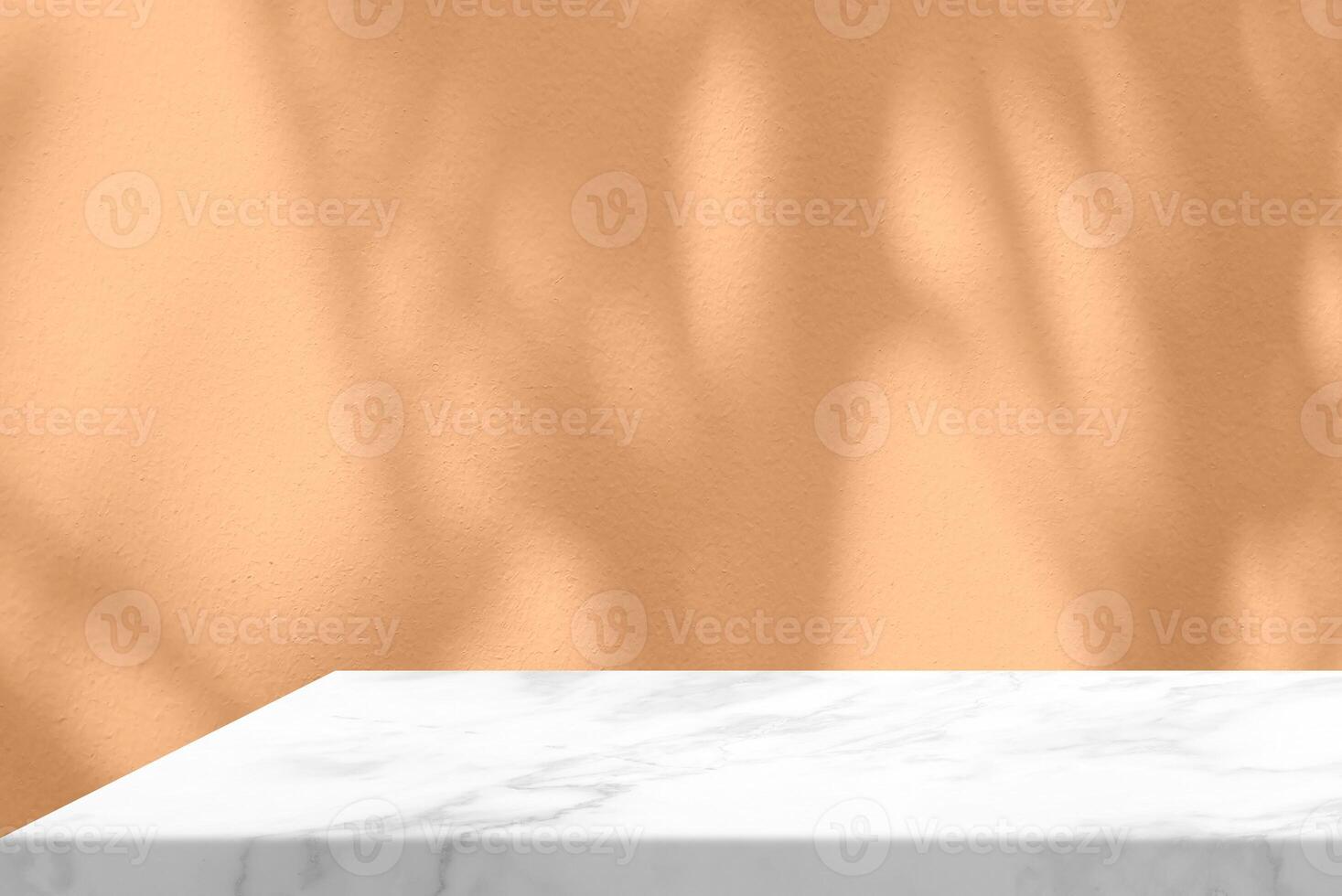 weißer marmortisch mit baumschatten auf betonwandtexturhintergrund in roségoldfarbe, geeignet für produktpräsentationshintergrund, display und mock-up. foto