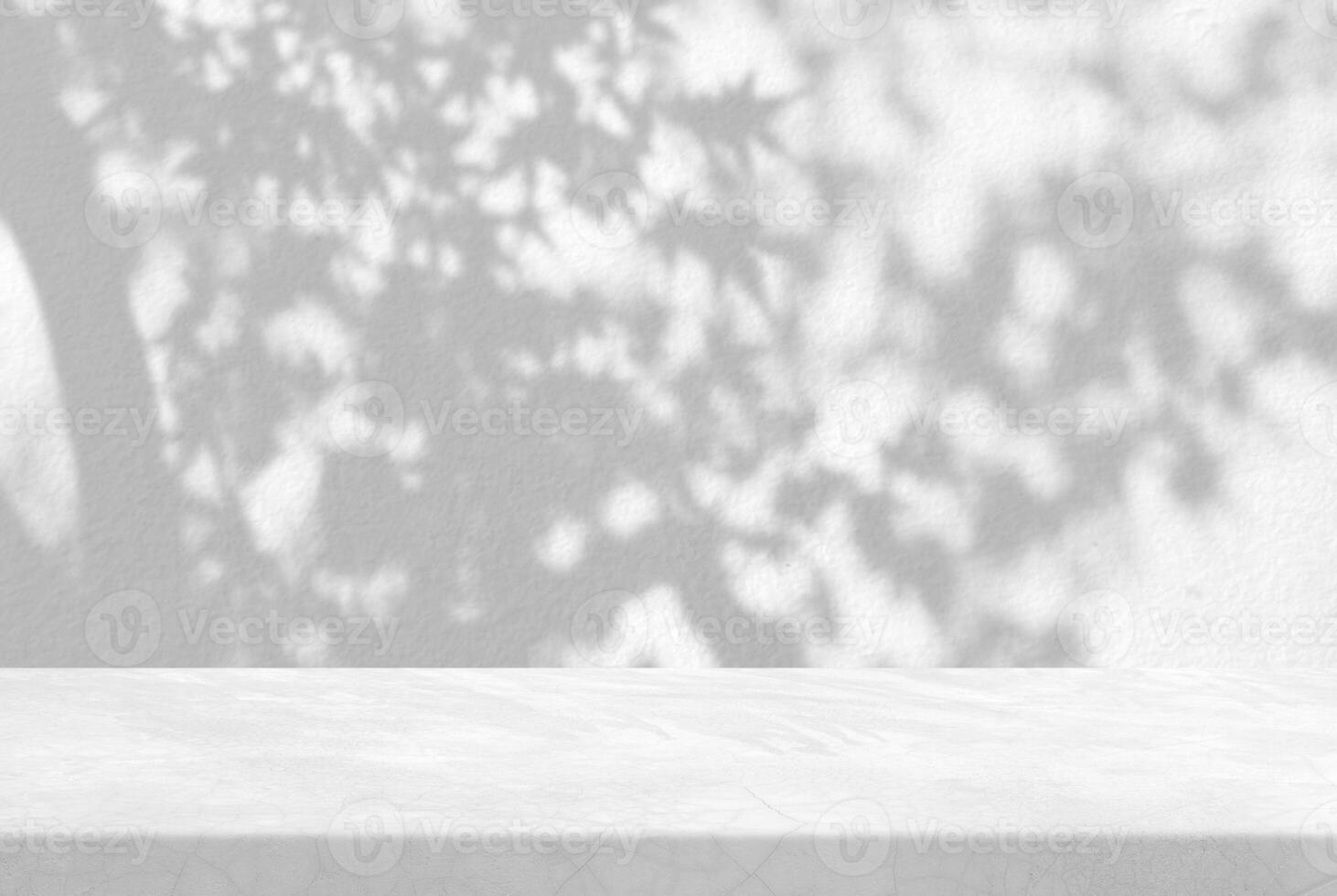 minimal Weiß Dachgeschoss Tabelle mit Ahornbaum Schatten auf Beton Mauer Textur Hintergrund, geeignet zum Produkt Präsentation Hintergrund, Anzeige, und spotten hoch. foto