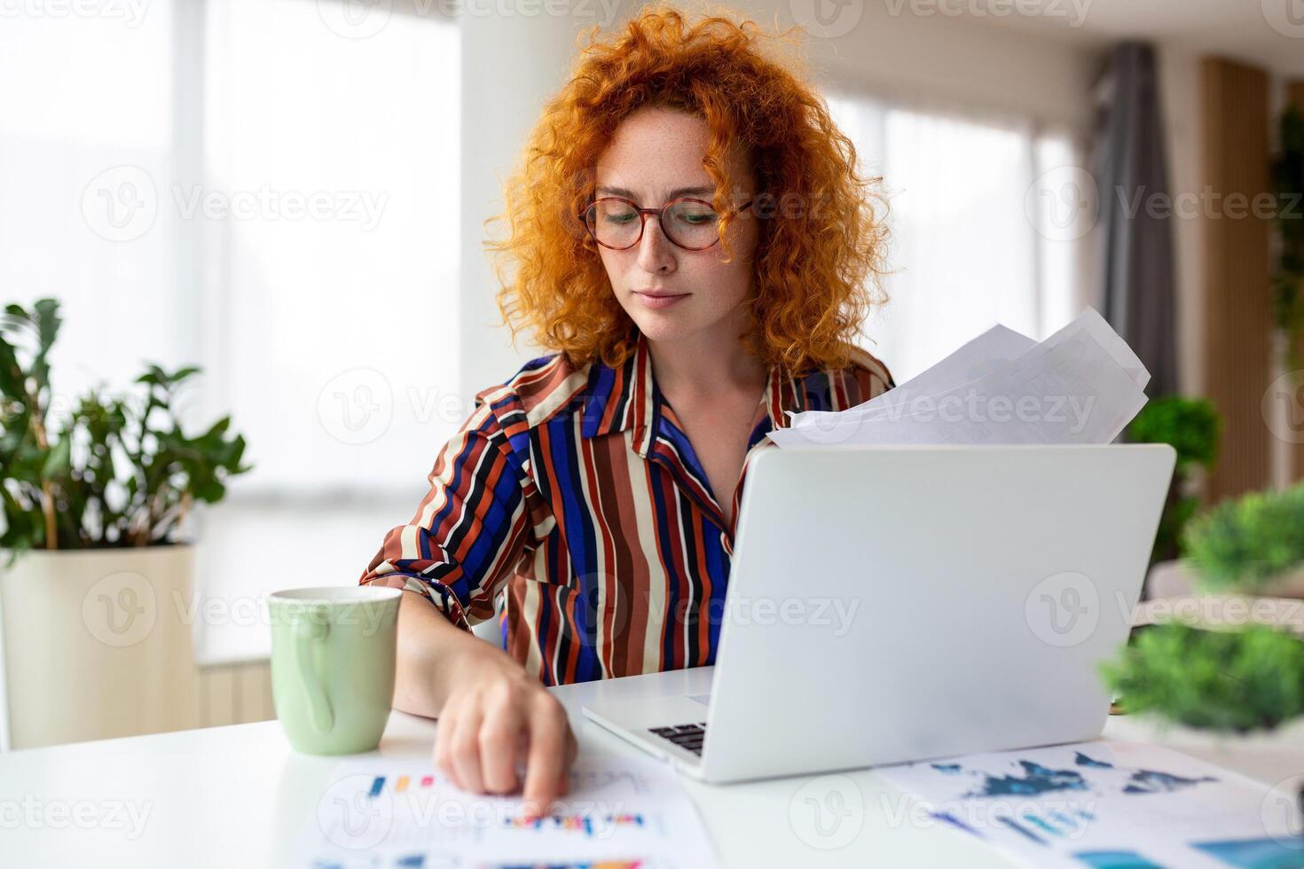 Geschäftsfrau Sitzung beim ihr Schreibtisch Arbeiten auf Laptop Computer im groß Stadt Büro. zuversichtlich Sozial Medien Strategie Manager planen störend E-Commerce Kampagne foto