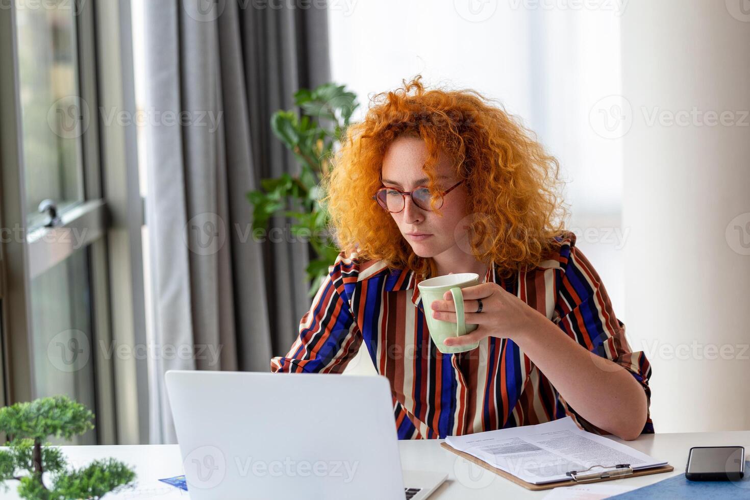 Geschäftsfrau Sitzung beim ihr Schreibtisch Arbeiten auf Laptop Computer im groß Stadt Büro. zuversichtlich Sozial Medien Strategie Manager planen störend E-Commerce Kampagne foto