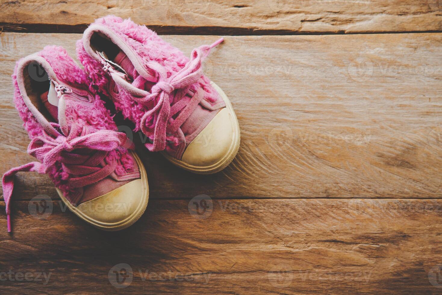 Schuhe zum Kinder auf hölzern Fußboden foto
