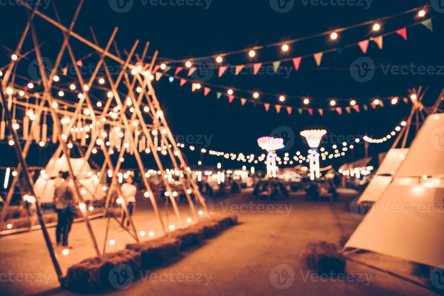 verschwommen Bilder von das Hintergrund Party im das festlich Feierlichkeiten während das Nacht, bestehend aus von Menschen und glänzend Bokeh. foto