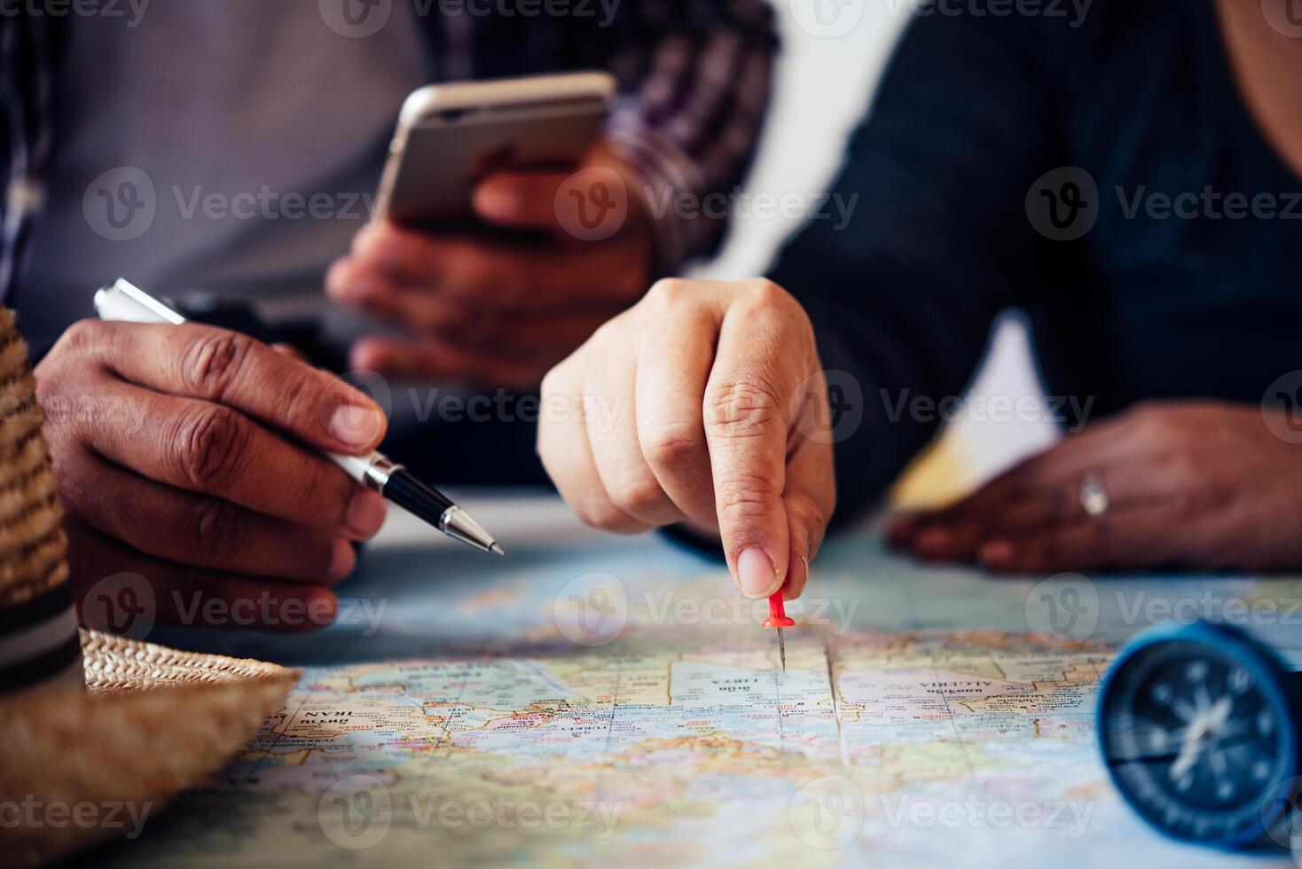 Reisende sind Planung ein Ausflug durch suchen das Route auf das Karte und suchen zum Information auf das Internet. foto