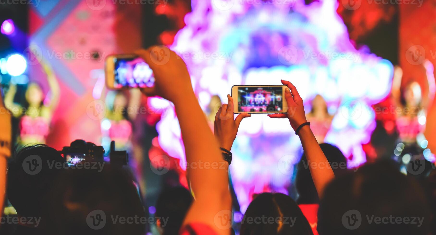 Fans sind haben Spaß, beide nehmen Bilder mit das Kamera und Handy, Mobiltelefon Telefon. Konzert Künstler foto