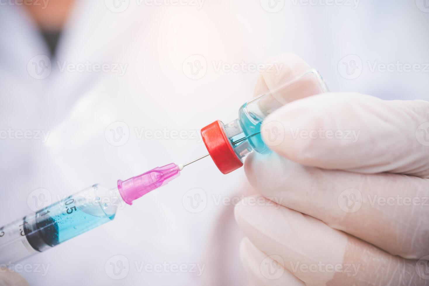 Arzt mit Spritze bereit zum Injektion von Impfstoff zu geduldig. Impfung Konzept. foto