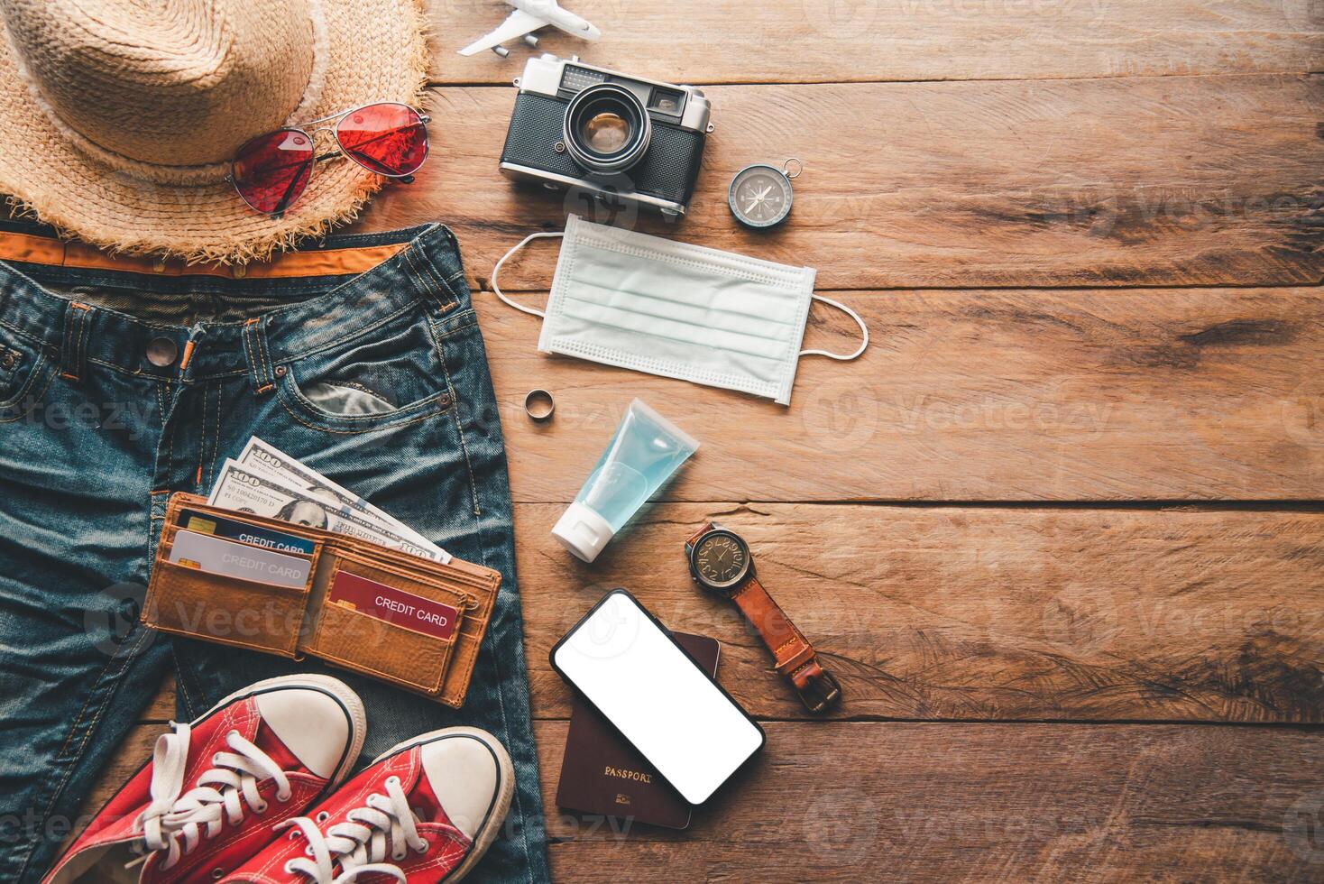 schützen covid-19 während reisen. Reise Zubehör Kostüme. Pässe, Gepäck, das Kosten von Reise Karten bereit zum das Ausflug .Konzept Neu normal Lebensstil foto