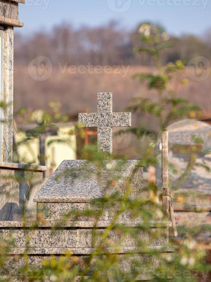 Marmorkreuz des Grabes foto