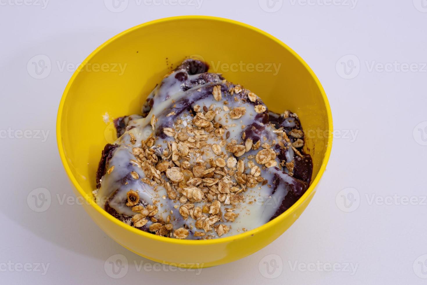 Acai in einem gelben Topf foto