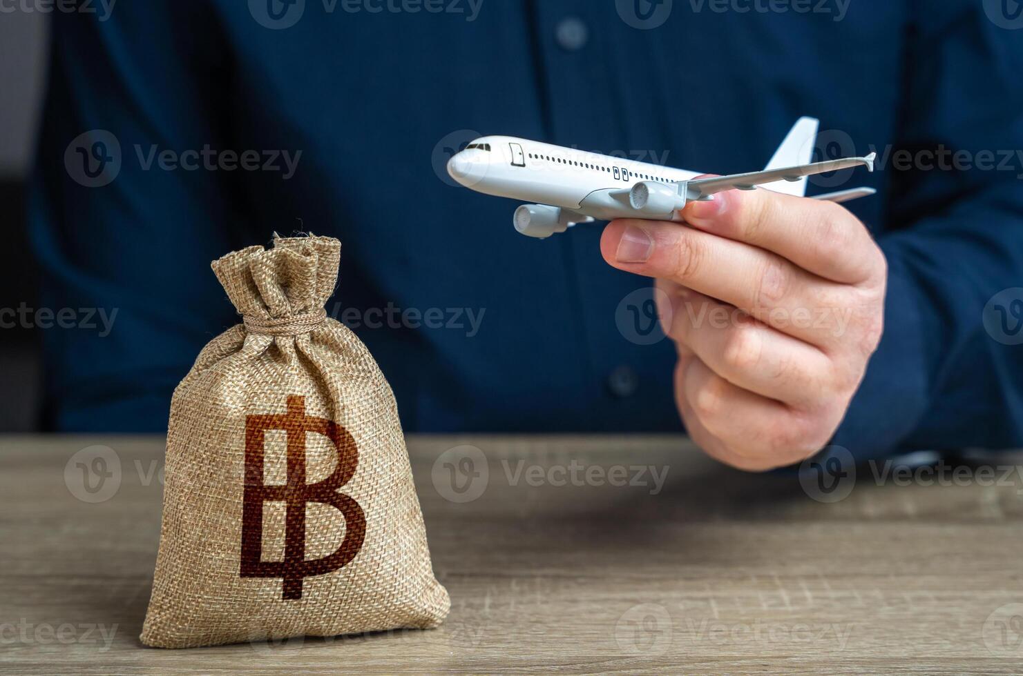 Flugzeug Flüge und thailändisch baht Geld Tasche. Fluggesellschaft Industrie Einkommen. Budget Zuteilungen. Investitionen im das Entwicklung von das Luft Transport Industrie und Infrastruktur. foto