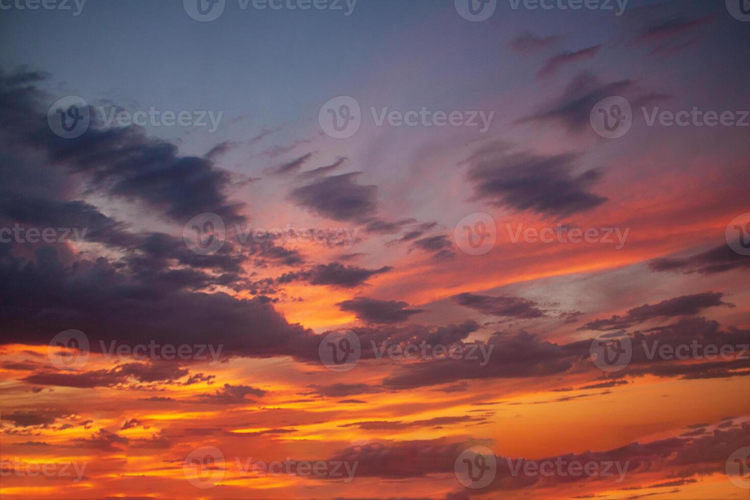 schön bunt Sonnenuntergang mit wolkig oder Sonnenuntergang. Landschaft Hintergrund. hell Epos Himmel. Kopieren Raum foto