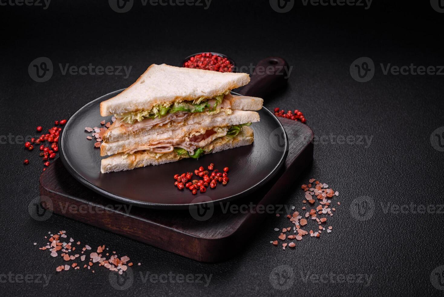 köstlich nahrhaft Sandwich mit Toast brot, Schinken, Tomaten, Käse und Soße foto