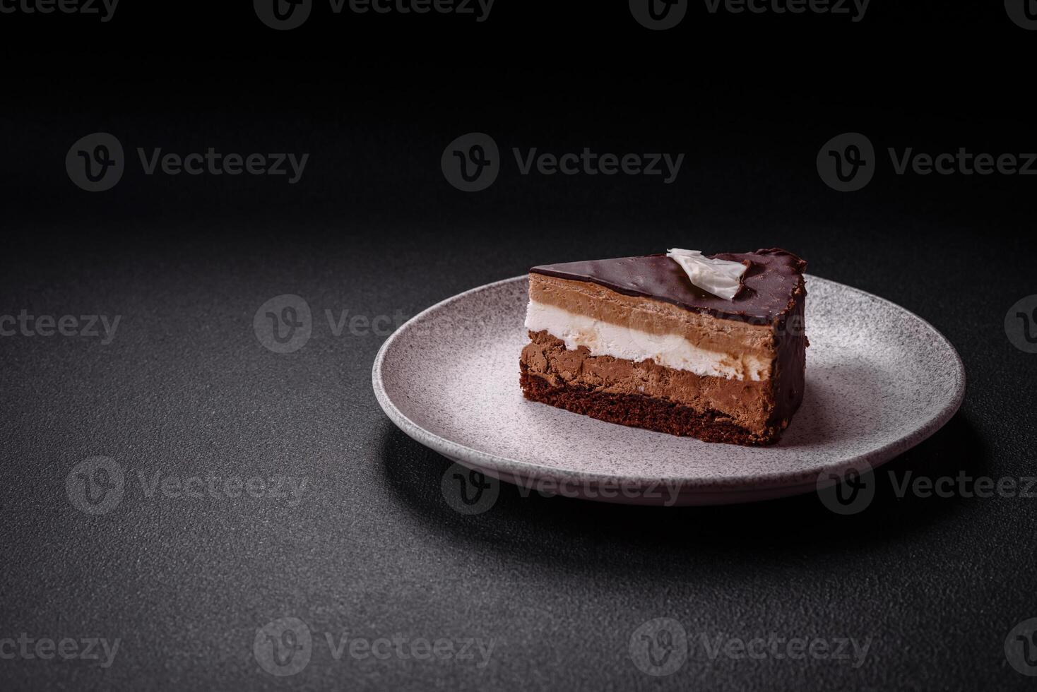 Stück von köstlich Süss Schokolade Kuchen mit Schwamm Kuchen und Sahne foto