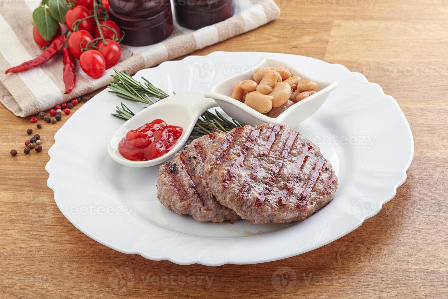 gegrilltes Rindfleisch-Burger-Schnitzel mit Soße foto