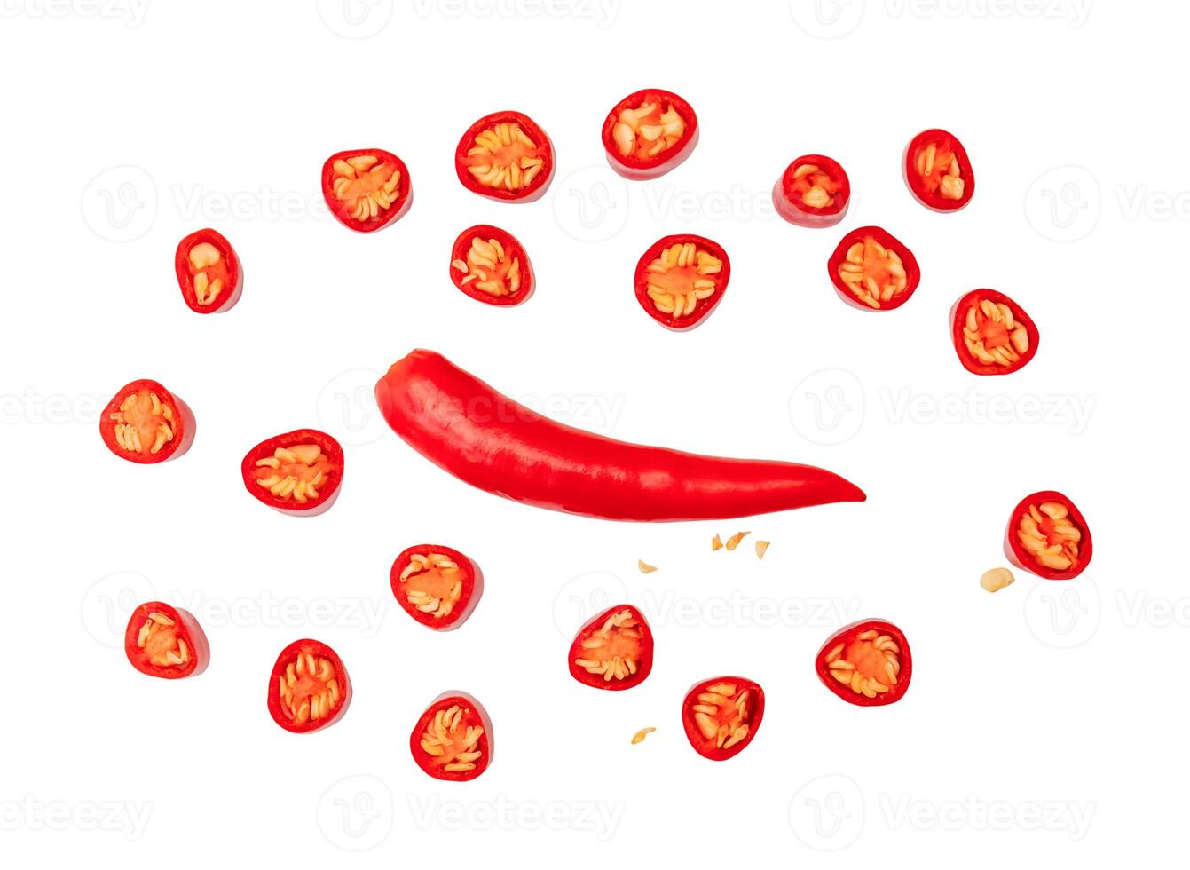 oben Aussicht einstellen von frisch rot Chili Pfeffer mit Scheiben oder Stücke isoliert auf Weiß Hintergrund mit Ausschnitt Pfad foto