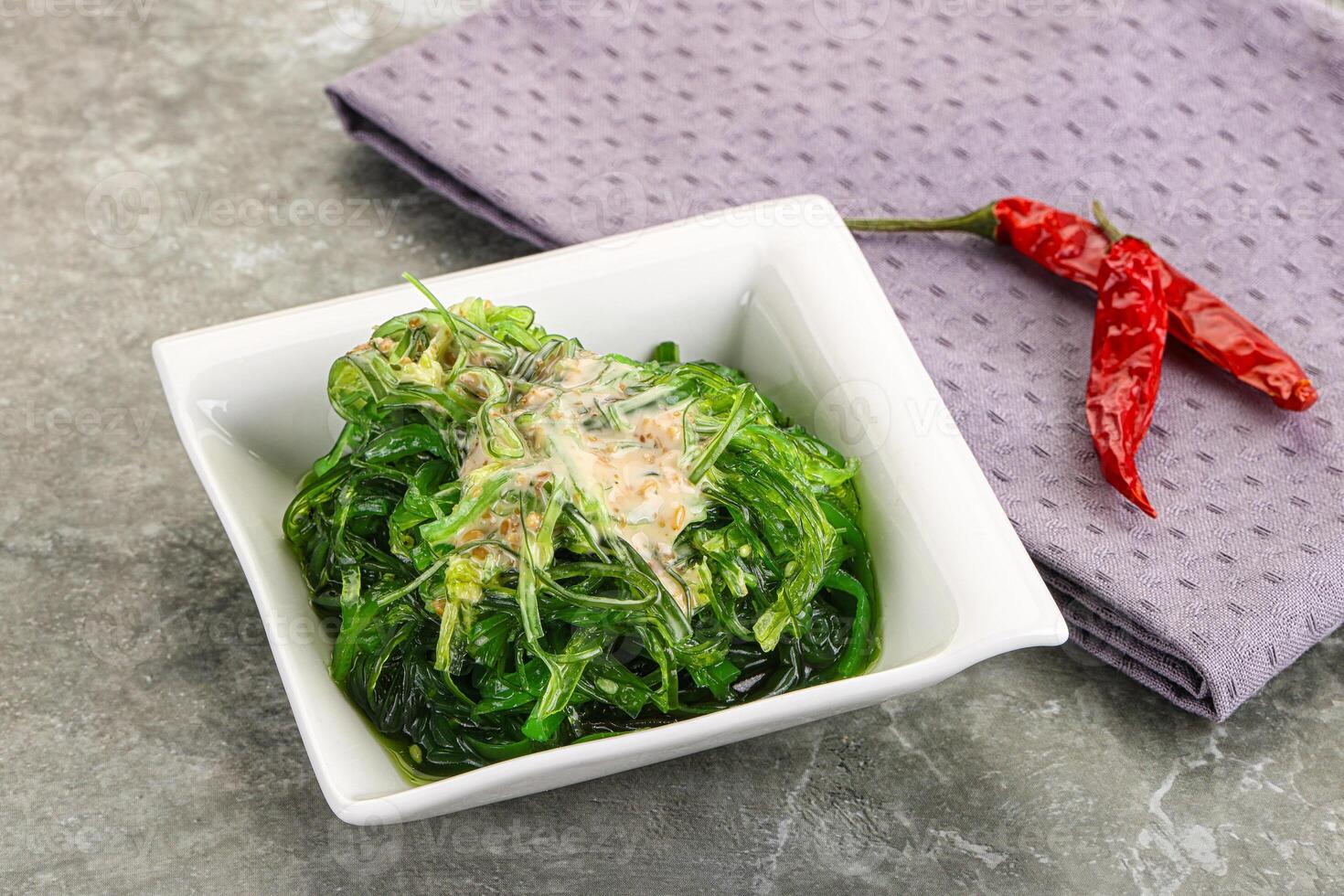 japanisch traditionell Chuka Salat mit Sesam foto