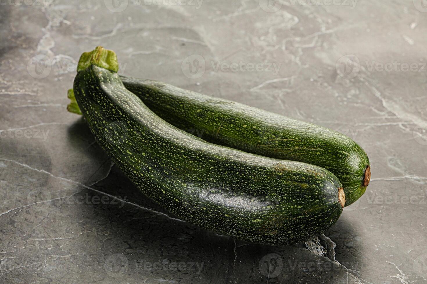 roh jung klein Grün Zucchini foto