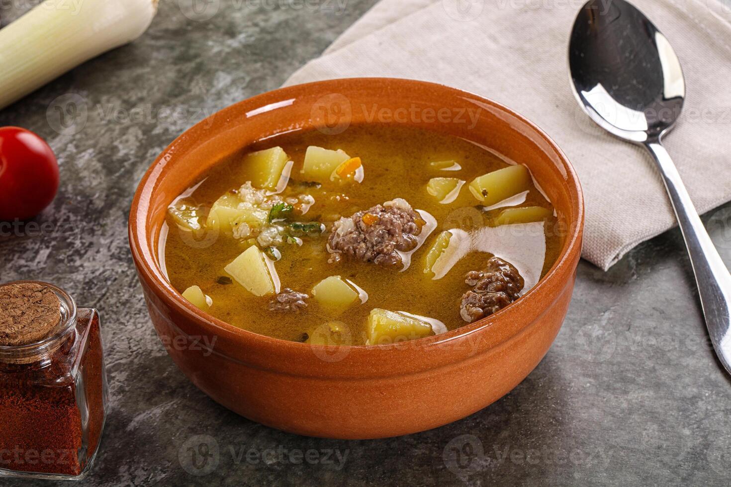 Suppe mit Rindfleisch Frikadelle und Gemüse foto