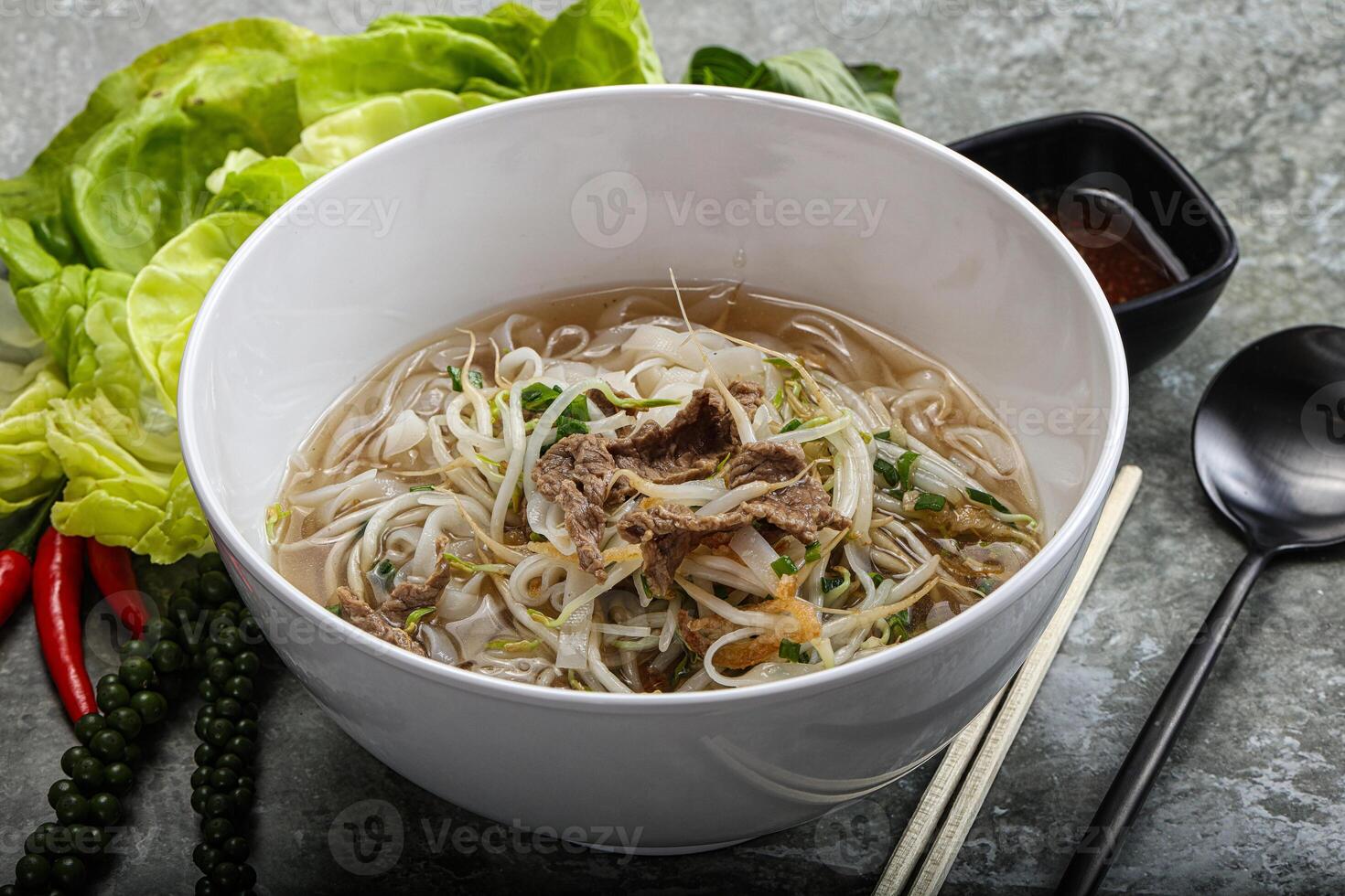 Vietnamesisch traditionell Suppe pho bo mit Rindfleisch foto