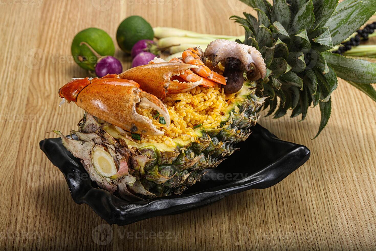 Reis mit Meeresfrüchte im Ananas foto