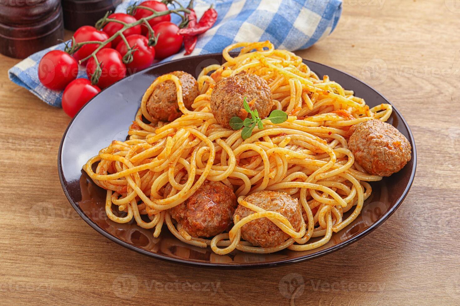 Spaghetti mit Hackbällchen in Tomatensoße foto