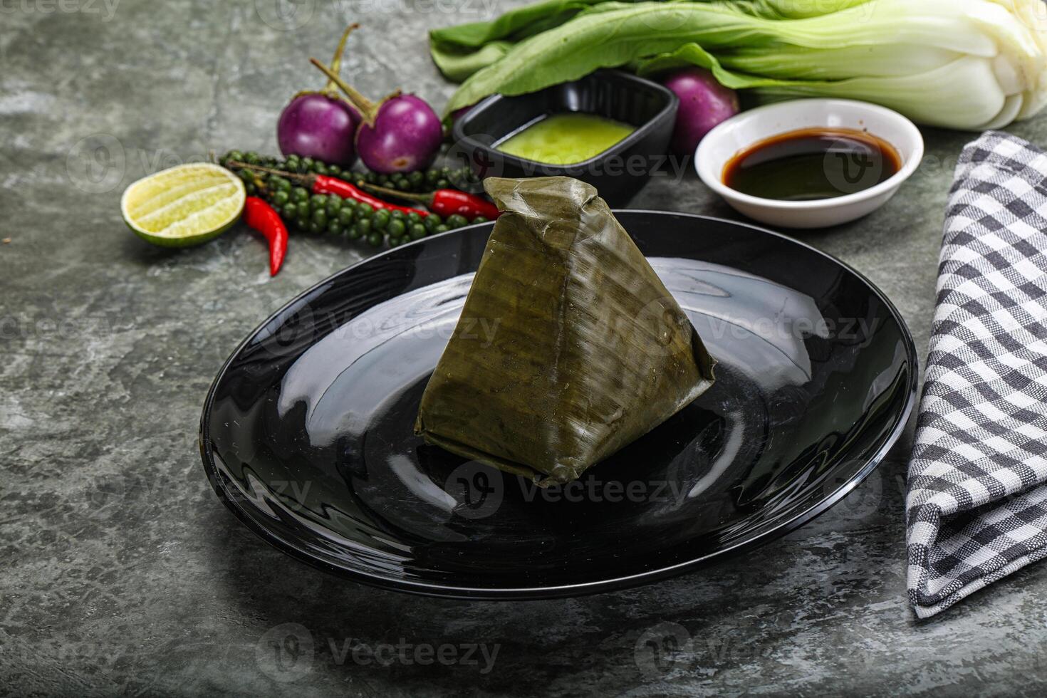 asiatisch Küche - - Reis mit Füllung im Banane Blatt foto
