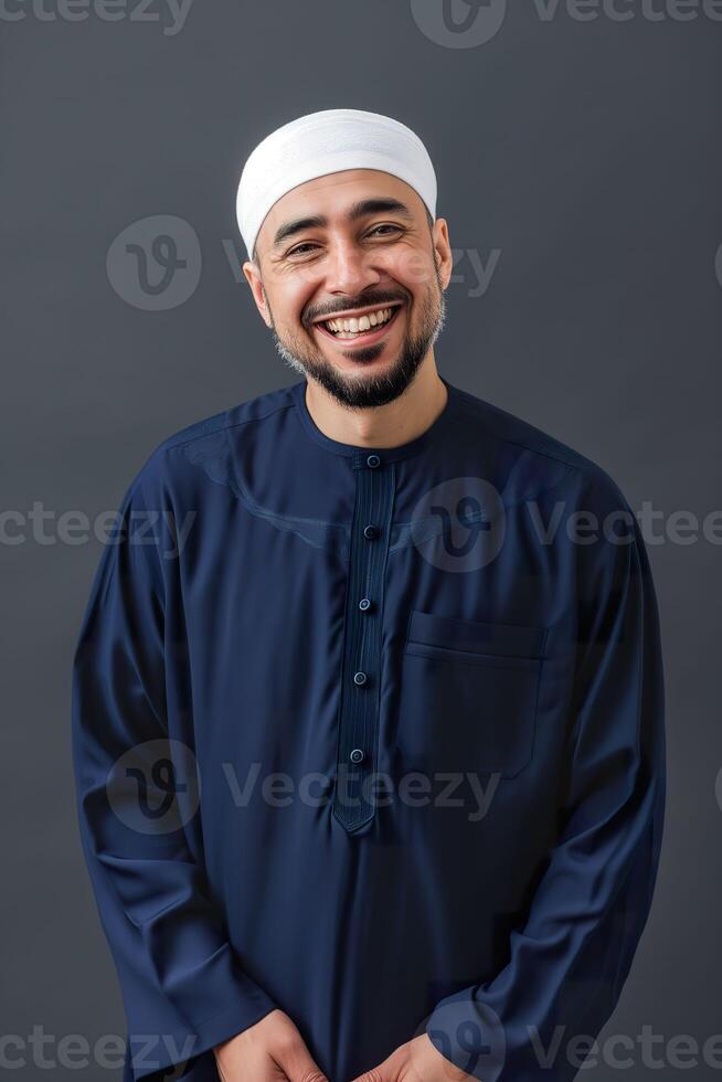 ai generiert lächelnd islamisch Mann im Studio, kulturell Vielfalt Porträt foto