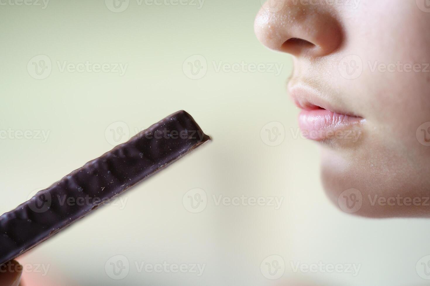 Ernte unkenntlich Mädchen mit Protein Bar beim Zuhause foto