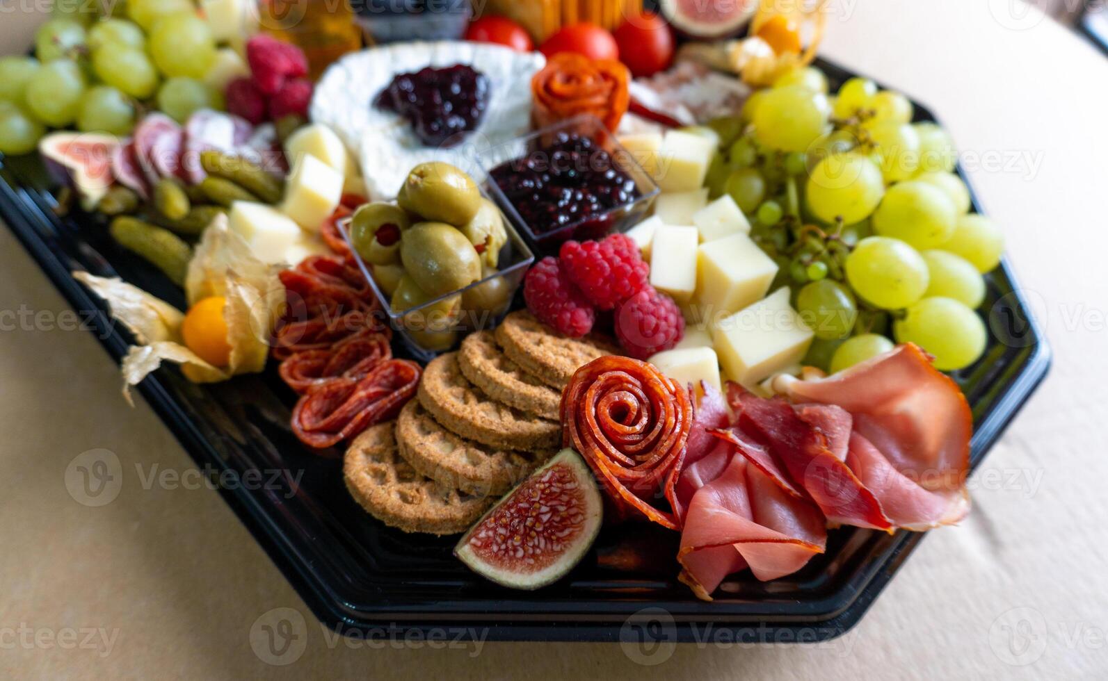 Wurstwaren Tafel mit frisch Früchte, Fleisch, und Käse foto