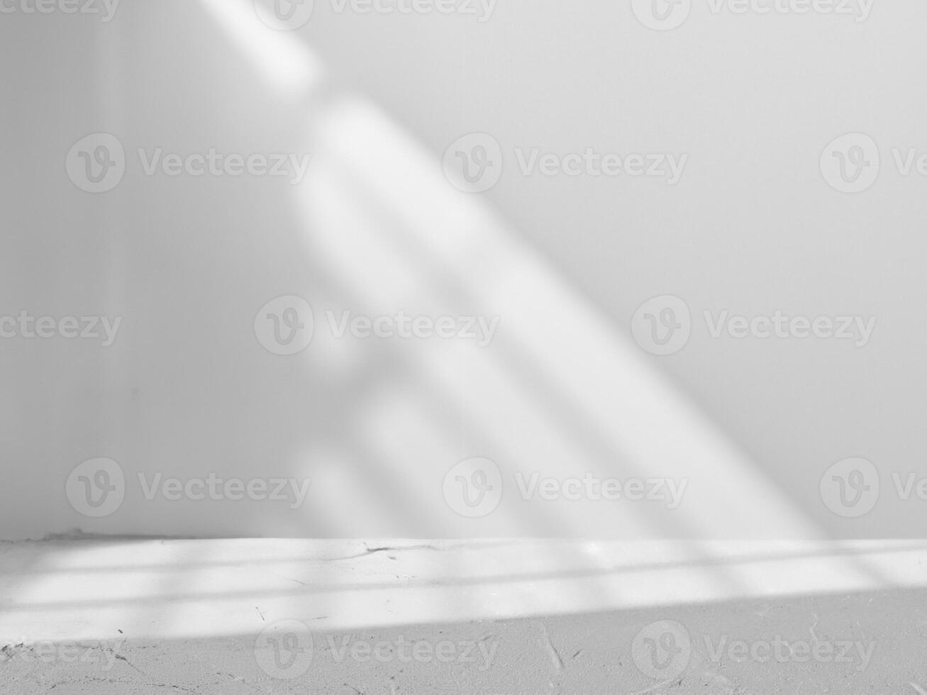 grau Hintergrund zum Produkt Präsentation mit Licht von das Fenster foto