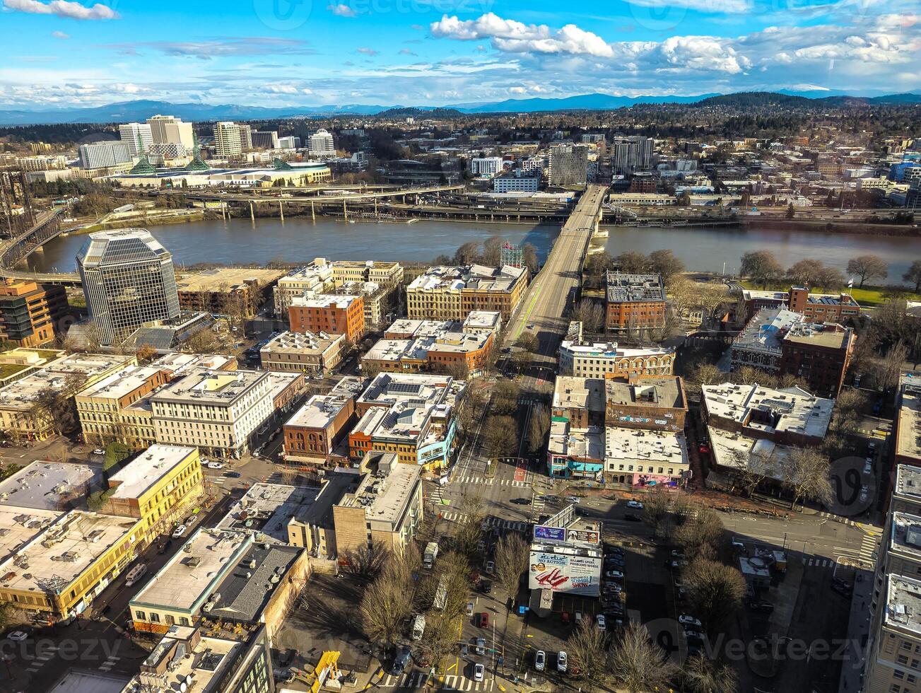 Ansichten von Portland von ein hoch Punkt im das Stadt. Aussicht von das Fenster von das Portland Stadt Grill Meeresfrüchte Restaurant. foto