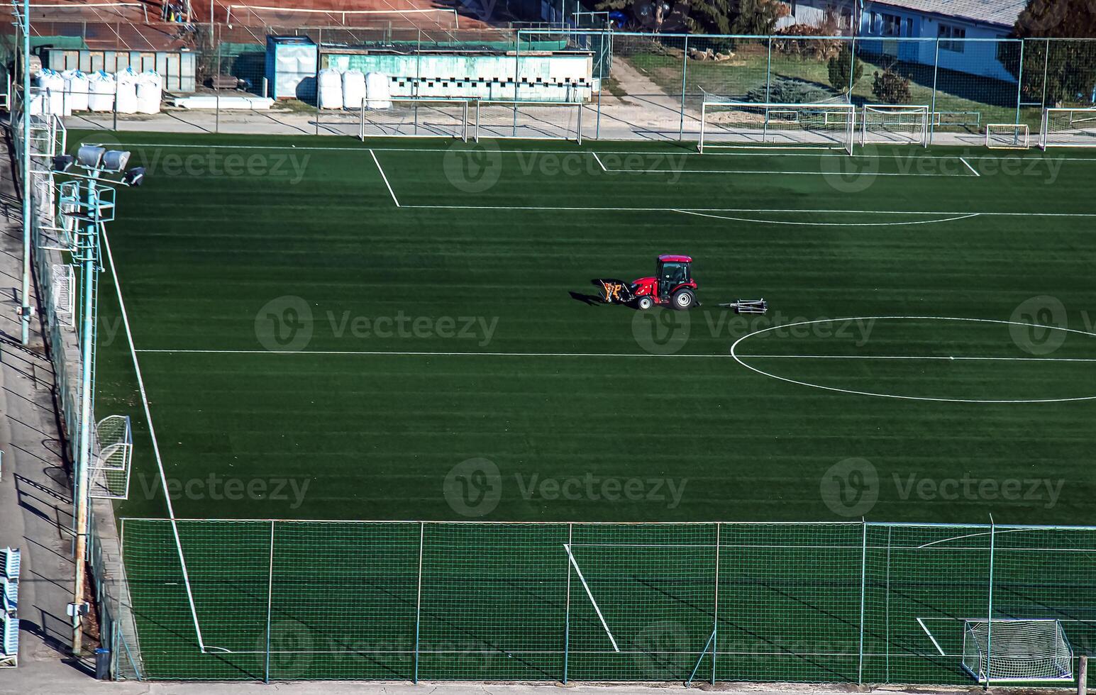 oben Aussicht auf ein Traktor kümmert sich zum das Fußball Feld foto