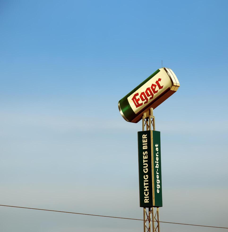 Straße zu Wien, Österreich - - 14.01.2024 Werbung von Egger Bier beim ein Bier Großhandel Lagerhaus. foto